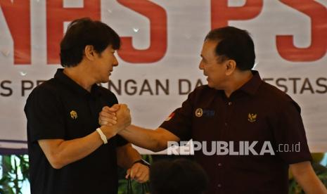 Ketua Umum PSSI Mochamad Iriawan (kanan) menjabat tangan pelatih Shin Tae-yong (kiri) dalam acara pelepasan Timnas Indonesia dalam Piala AFF 2020 usai karantina di Hotel Sultan, Jakarta, Kamis (6/1/2022). Dalam acara tersebut PSSI membubarkan tim yang merebut juara kedua Piala AFF 2020 dan selanjutnya akan segera membentu tim yang akan berlaga dalam Piala AFF U-23 di Kamboja pada 14-26 Februari 2022. 