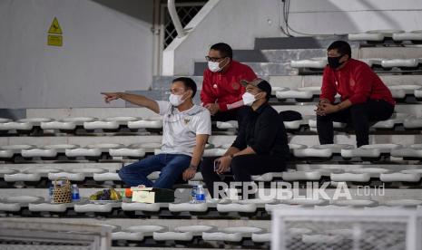 Ketua Umum PSSI Mochamad Iriawan (kiri) bersama putra Presiden Joko Widodo sekaligus pemilik klub Persis Solo, Kaesang Pangarep (kedua kanan) menyaksikan latihan timnas senior Indonesia di Stadion Madya, Kompleks Gelora Bung Karno (GBK), Senayan, Jakarta, Selasa (11/5/2021). Latihan tersebut dilakukan sebagai pesiapan timnas Indonesia menghadapi Uni Emirat Arab (UEA) di Dubai pada 17 Mei 2021 dan dua laga sisa lainnya di Kualifikasi Piala Dunia 2022 Zona Asia Grup G.