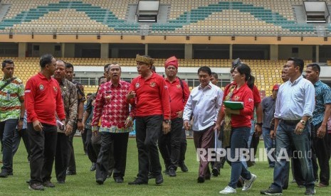 Ketua Umum PSSI Mochamad Iriawan (tengah) bersama Sekjen PSSI Ratu Tisha Destria (dua kanan), Gubernur Riau Syamsuar (keempat kiri) melakukan inspeksi bersama di Stadion Utama Riau, di Pekanbaru, Riau, Kamis (13/2). 