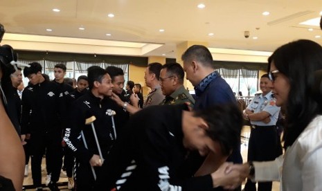 Ketua Umum PSSI, Muhammad Iriawan beserta jajaran memberikan ucapan selamat kepada Timnas U-22 Indonesia atas keberhasilan meraih medali perak pada SEA Games 2019 Filipina, di Hotel Sultan, Jakarta, Kamis (12/12).