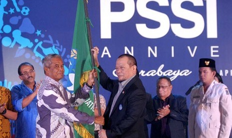 Ketua Umum PSSI periode 2015-2019 La Nyalla Mattalitti (ketiga kanan) menerima bendera pataka dari Ketua PSSI periode 2011-2015 Djohar Arifin (kedua kiri) disela-sela perayaan Hari Jadi PSSI ke-85 di Surabaya, Jawa Timur, Ahad (19/4). 