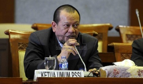 Ketua Umum PSSI periode 2015-2019 La Nyalla Mattalitti mengikuti rapat pendapat umum dengan Komisi X DPR RI di kompleks Parlemen Senayan, Jakarta, Senin (20/4).(Republika/Agung Supriyanto)