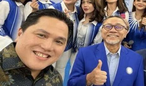 Ketua Umum PSSI Erick Thohir (kiri) berswafoto bersama Ketua Umum PAN Zulkifli Hasan. 