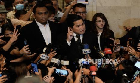 Ketua Umum PSSI Terpilih Erick Thohir menyampaikan keterangan kepada wartawan disela Kongres Luar Biasa PSSI di Jakarta, Kamis (16/2/2023). Erick Thohir terpilih sebagai Ketua Umum PSSI 2023-2027 dalam Kongres Luar Biasa PSSI. Pada kongres tersebut Erick Thohir mendapatkan 64 suara atau unggul jauh dari La Nyalla Mattalitti yg mendapatkan 24 suara.