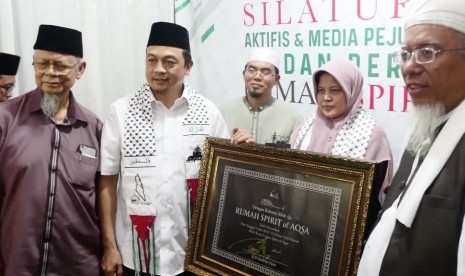 Ketua Umum Rumah Spirit of Aqsa Bachtiar Nasir (kedua kiri)