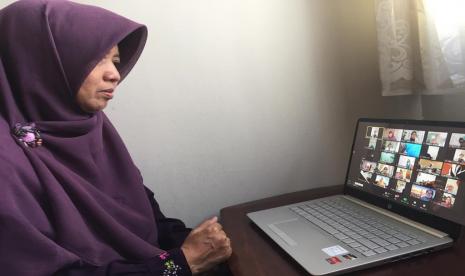 Ketua Umum Salimah, Etty Praktiknyowati, saat mengikuti Telekonferensi Nasional bertajuk Pengungsi Palestina: Problema dan Solusi. Telekonferensi diselenggarakan oleh Salimah dan 11 organisasi lain yang tergabung dalam Koalisi Perempuan Indonesia untuk al-Quds dan Palestina pada Jumat (28/8).