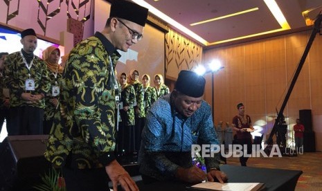 Ketua Umum Sapuhi Syam Resfiadi dan Ketua Komisi VIII DPR RI Ali Taher menandatangani pengesahan keanggotaan kepengurusan Sapuhi periode 2018/2023, Jumat (6/7) di Jakarta.