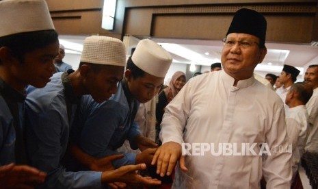  Ketua Umum sekaligus Dewan Pembina Partai Gerindra Prabowo Subianto menyalami anak yatim piatu saat menggelar puasa bersama di Jakarta, Rabu (22/6).   (Republika/Raisan Al Farisi)