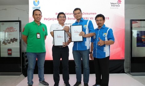 Ketua Umum Sekar Asep Mulyana (kedua dari kanan) dan Dirut Telkom Alex J Sinaga (kedua dari kiri) usai Penandatanganan Perjanjian Kerja Bersama (PKB) VII disaksikan oleh Direktur Human Capital Telkom Herdy Harman (paling kiri) serta Pengurus DPP dan DPW Sekar Telkom.