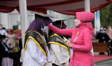 Ketua Umum Sekoper Cinta (Sekolah Perempuan Capai Impian dan Cita-cita) Atalia Praratya Ridwan Kamil mewisuda perwakilan lulusan Sekoper Cinta di Gedung Sate, Kota Bandung, Selasa (22/12/2020).