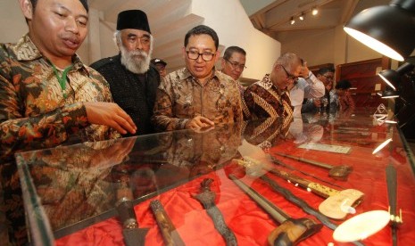 Ketua Umum Sekretariat Nasional Perkerisan Indonesia (SNKI) Fadli Zon (tiga kiri) melihat pameran keris saat berlangsungnya Pameran Keris Nasional Mahakarya Keris Majapahit di Taman Mini Indonesia Indah (TMII), Jakarta, Kamis (4/5).