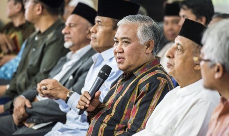 Ketua Umum Silaturahmi Ormas Lembaga Islam Din Syamsuddin (tengah) memberikan keterangan kepada awak media terkait hasil penetapan status tersangka penistaan agama di PP Muhammadiyah, Jakarta. (Ilustrasi).