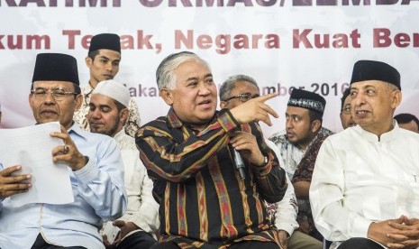 Ketua Umum Silaturahim Ormas Lembaga Islam Din Syamsuddin (tengah) didampingi Ketua Umum Ormas Al Irsyad Al Islamiyyah Abdullah Zaidi (kanan) dan Ketua Umum Ormas Al Wasliyah Yusnar Yusuf (kiri) saat memberikan keterangan kepada awak media terkait hasil pe