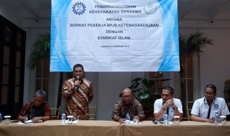 Ketua Umum SP BPJS Ketenagakerjaan, Eko Purnomo, dengan Ketua Umum Syarikat Islam, Dr Hamdan Zoelva menandatangani kesepakatan bersama dengan Syarikat Islam tentang Sinergisitas Mendukung Pelaksanaan Program Jaminan Sosial Ketenagakerjaan di Hermitage Hotel Jakarta Selatan, Rabu (6/2).  