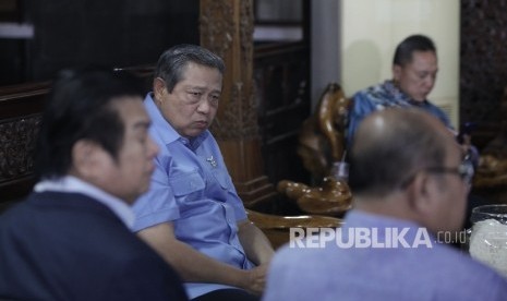 Ketua Umum Partai Demokrat Susilo Bambang Yudhoyono  (kiri) bersama Ketum PAN Zulkifli Hasan (kanan) berbincang sebelum rapat konsolidasi di kedimanan SBY, Cikeas, Bogor, Jawa Barat, Rabu (21/9) lalu.