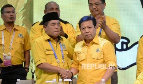 Ketua Umum terpilih Partai Golkar Setya Novanto (kanan) mendapat ucapan selamat dari pesaingnya Ade Komarudin usai proses pemilihan Ketua Umum dalam Munas Luar Biasa (Munaslub) di Nusa Dua, Bali, Selasa (17/5)