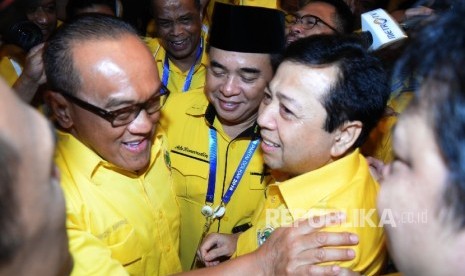 Ketua Umum terpilih Partai Golkar Setya Novanto (kanan) mendapat ucapan selamat dari Mantan Ketua Umum Golkar Aburizal Bakrie (kiri), dan pesaingnya Ade Komarudin usai proses pemilihan Ketua Umum dalam Munas Luar Biasa (Munaslub) di Nusa Dua, Bali, Selasa 