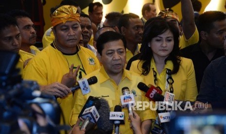 Ketua Umum terpilih Partai Golkar Setya Novanto memberikan keterangan kepada wartawan usai proses pemilihan Ketua Umum dalam Munas Luar Biasa (Munaslub) di Nusa Dua, Bali, Selasa (17/5).