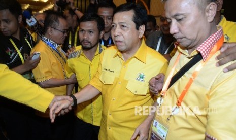 Ketua Umum terpilih Partai Golkar Setya Novanto mendapat ucapan selamat usai proses pemilihan Ketua Umum dalam Munas Luar Biasa (Munaslub) di Nusa Dua, Bali, Selasa (17/5)