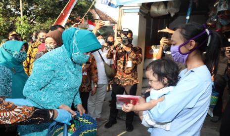 Ketua Umum TP PKK Pusat Tri Tito Karnavian membagikan masker kepada warga di Kampung Ekologi Temas Kota Batu, Jatim.