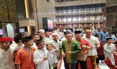 Ketua Umum Yayasan Muslim Sinar Mas Saleh Husin bersama Wakil Ketua YMSM, Yan Partawijaya dengan Ketua Pelaksana Amaliyah Ramadan Masjid Istiqlal, Ismail Cawidu menyerahkan mushaf kepada anak-anak yatim piatu dari sejumlah panti asuhan.