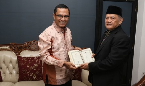 Ketua Umum Yayasan Muslim Sinar Mas, Saleh Husin menyerahkan secara simbolik mushaf Alquran itu kepada Ketua Yayasan SMK Muhammadiyah, Garut, Jawa Barat, Prof Dr KH Dadang Kahmad di Jakarta.