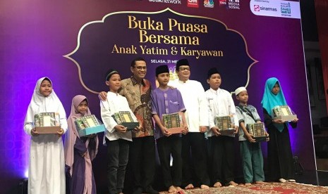 Ketua Umum Yayasan Muslim Sinar Mas Saleh Husin mewakafkan ratusan mushaf Alquran dan Juz Amma serta ribuan buku tulis bagi anak yatim piatu yang berkumpul dalam buka puasa bersama di kantor Transmedia.