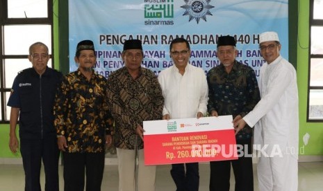 Ketua Umum Yayasan Muslim Sinar Mas, Saleh Husin setelah  menyerahkan secara simbolik bantuan kepada Pimpinan Wilayah Muhammadiyah Banten, HM Syamsudin yang hadir bersama jajaran pengurus Lembaga Penanggulangan Bencana PWM Banten.