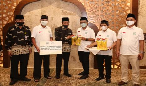 Ketua Umum Yayasan Muslim Sinar Mas, Saleh Husin  mendonasikan minyak goreng kemasan dalam Program Amaliyah Ramadan YMSM bersama Badan Pengelola Masjid Istiqlal (BPMI).