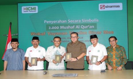 Ketua Umum Yayasan Muslim Sinar Mas (YMSM), Saleh Husin selepas penyerahan simbolis 2.000 mushaf kepada Ketua Umum ICMI, Arif Satria. 