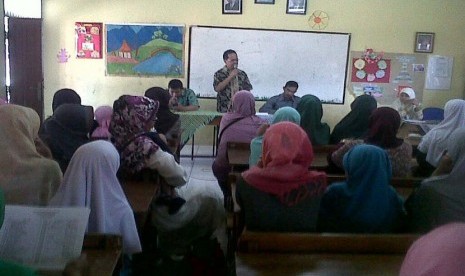 Ketua Umum Yayasan Perguruan Al-Iman Afrizal Sinaro memberikan pengarahan dan apresiasi kepada para guru Sekolah SD Al-Iman di Citayam, Bogor, Sabtu (25/6) pagi.