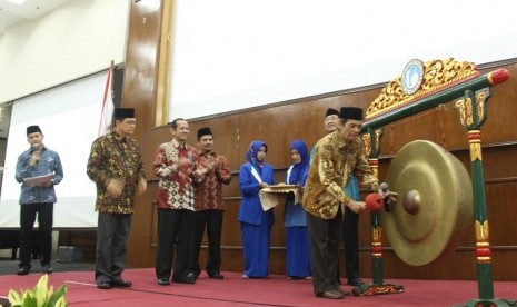 Ketua Umum Yayasan Pesantren Islam (YPI) Muhammad Suhadi memukul gong tanda diresmikannya peluncuran E-eksis.