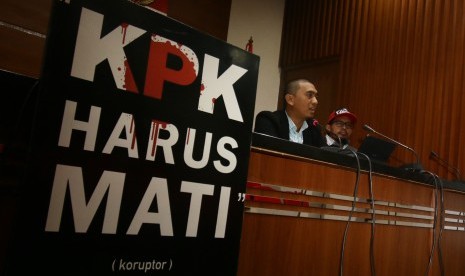 Ketua Wadah Pegawai KPK Yudi Purnomo (kiri). Wadah Pegawai Komisi Pemberantasan Korupsi (WP KPK) melaporkan ke Dewan Pengawas KPK terkait polemik pengembalian penyidik KPK Kompol Rossa Purbo Bekti ke Mabes Polri.