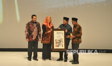 Ketua Wahid Foundation Yenny Wahid menerima anugerah Tokoh Perubahan Republika 2018 yang diserahkan oleh ketua DPR Bambang Soesatyo di Jakarta, Rabu (24/4) malam. 