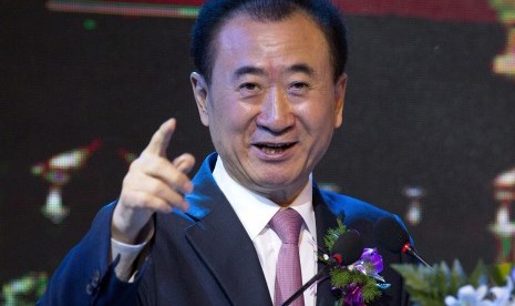 Ketua Wanda Group Wang Jianlin saat ia berbicara dalam upacara penandatanganan untuk kemitraan strategis antara FIBA dan Wanda Group di Beijing.