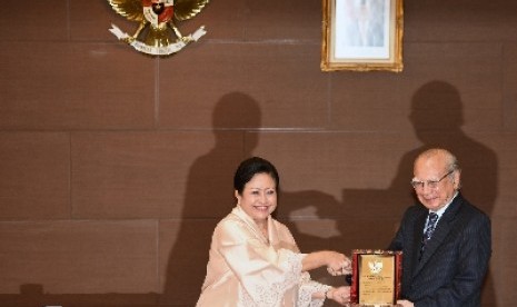 Ketua Wantimpres Sri Adiningsih bersalaman dengan pendahulunya, Emil Salim.