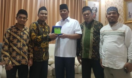 Ketua Yayasan Al Bayan Hidayatullah  Makassar, Suwito Fatah (kedua dari kiri) menyerahkan kenang-kenangan kepada  Wakapolda Sulsel, Brigjen Pol Adnas.