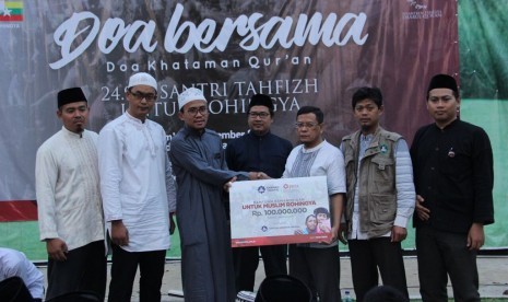 Ketua Yayasan Amanah Takaful Ernawan Priarto (ketiga dari kanan) menyerahkan bantuan untuk Muslim Rohingya kepada Pengasuh Pesantren Tahfizh Daarul Qur'an Ustaz  Slamet Ibnu Syam.    