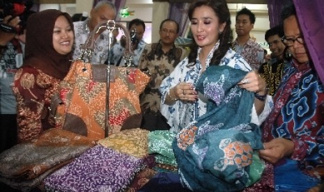 Ketua Yayasan Batik Jawa Barat (YBJB) Sendy Yusuf (dua kanan) melihat batik Sukabumi pada acara 