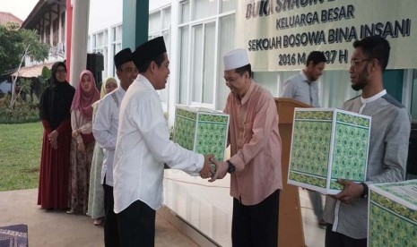 Ketua Yayasan Bosowa Bina Insani (YBBI) Dr Sutrisno Muslimin MSi menyerahkan bingkisan kepada salah seorang guru Sekolah Bosowa Bina Insani yang sudah khatam Alquran pada tanggal 19 Ramadhan 1437 H. 