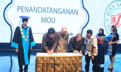 Ketua Yayasan BSI Herman P Harsoyo dan Eksekutif Vice President Enterprise Service PT  Telekomunikasi Indonesia Siti Choiriana menandatangani MoU di Bekasi, Senin (18/7/2016).