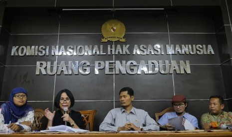 Ketua Yayasan Cahaya Guru Henny Supolo (kedua kiri)