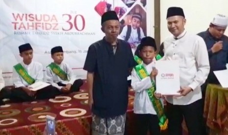 Ketua Yayasan Daarul Quran Nusantara Muhammad Anwar Sani (kedua kanan)