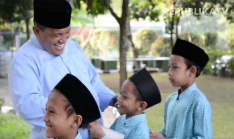 Ketua Yayasan Dinamika Umat, Hasan Basri Tanjung, bersama para siswa.