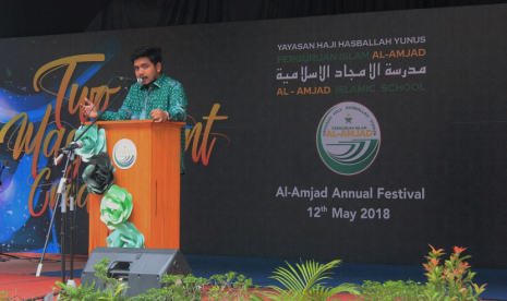 Ketua Yayasan Haji Hasballah Yunus (YHHY) Fadhullah memberikan sambutan pada acara milad Al-Amjad yang kedua, di Perguruan Islam Al-Amjad, di Jalan Merpati no 1, Kota Medan, Sabtu (12/5)