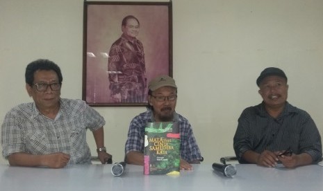 Ketua Yayasan Hari Puisi Maman S Mahayana, penyair Sutardji Calzoum Bachri  dan Sekretaris Panitia Hari Puisi Indonesia (HPI) 2016 Mustafa Ismail  (dari kiri ke kanan).