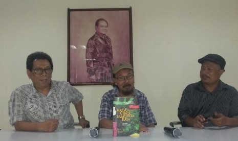 Ketua Yayasan Hari Puisi Maman S Mahayana, penyair Sutardji Calzoum Bachri  dan Sekretaris Panitia Hari Puisi Indonesia (HPI) 2016 Mustafa Ismail  (dari kiri ke kanan) dan buku “Matahari Cinta Samudra Kata