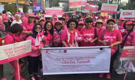 Ketua Yayasan Kanker Payudara Indonesia (YKPI) Linda Agum Gumelar bersama 200 penyintas kanker payudara menyelenggarakan Fun Walk kampanye bulan peduli kanker payudara baru-baru ini.