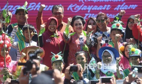 Ketua Yayasan Kebun Raya Indonesia Megawati Soekarnoputri (tengah) bersama Menteri Kelautan dan Perikanan Susi Pudjiastuti (ketiga kanan) dan Walikota Surabaya Tri Rismaharini (ketiga kiri) mengepalkan tangan saat digelar Jaga Bumi Festival, Surabaya, Jawa Timur, Ahad (29/4). 