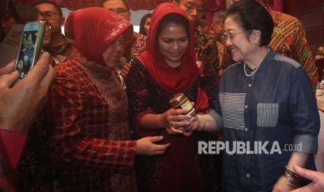 Ketua Yayasan Kebun Raya Indonesia (YKRI) Megawati Soekarnoputri (kanan) berbincang dengan Wali Kota Surabaya Tri Rismaharini (kiri) dan Calon Wakil Gubernur Jawa Timur Puti Guntur Soekarno (tengah) disela acara sarasehan dengan para peraih Kalpataru di Surabaya, Jawa Timur, Sabtu (28/4).